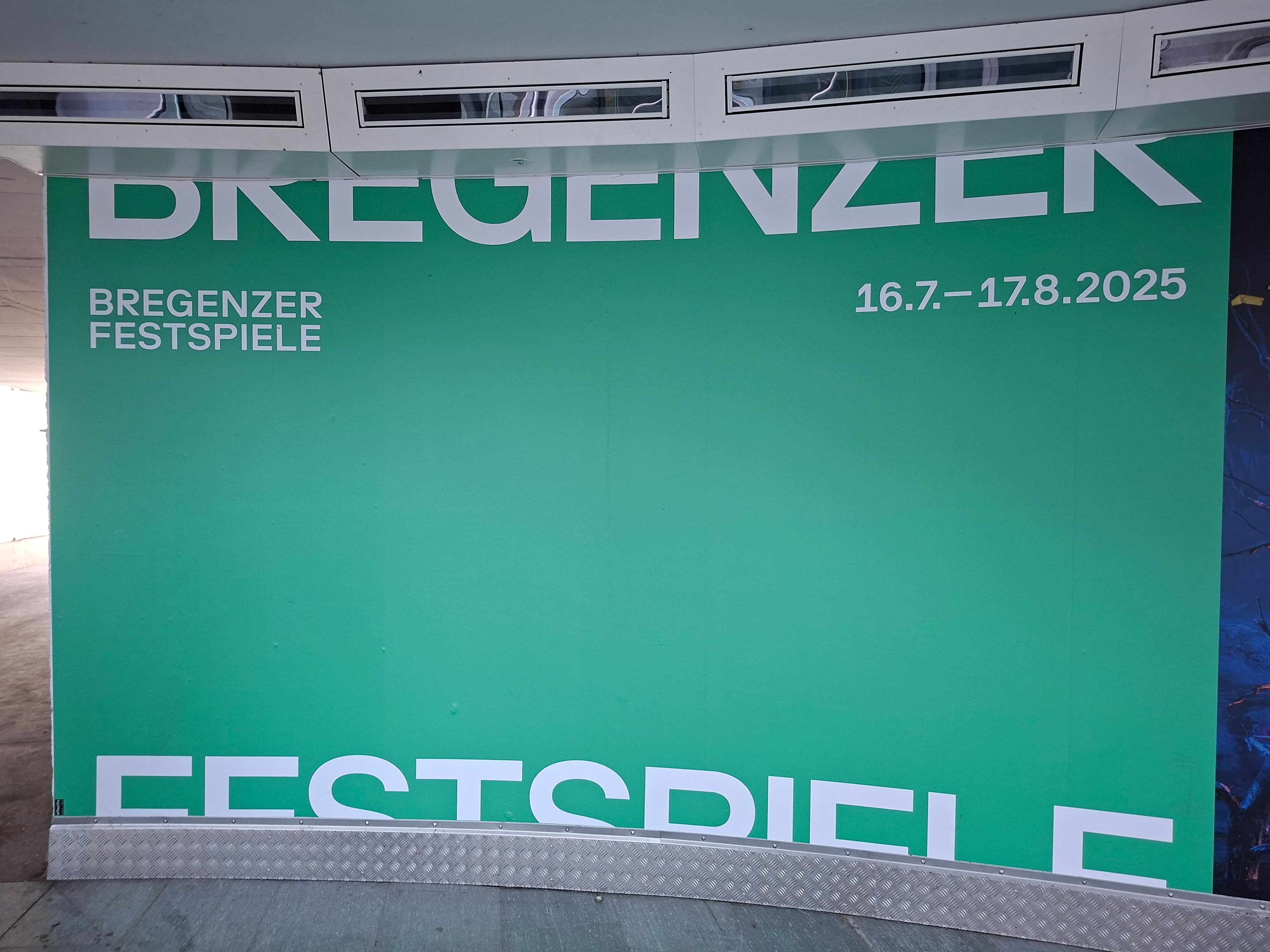 Opernbühne mit Lichtern über dem See