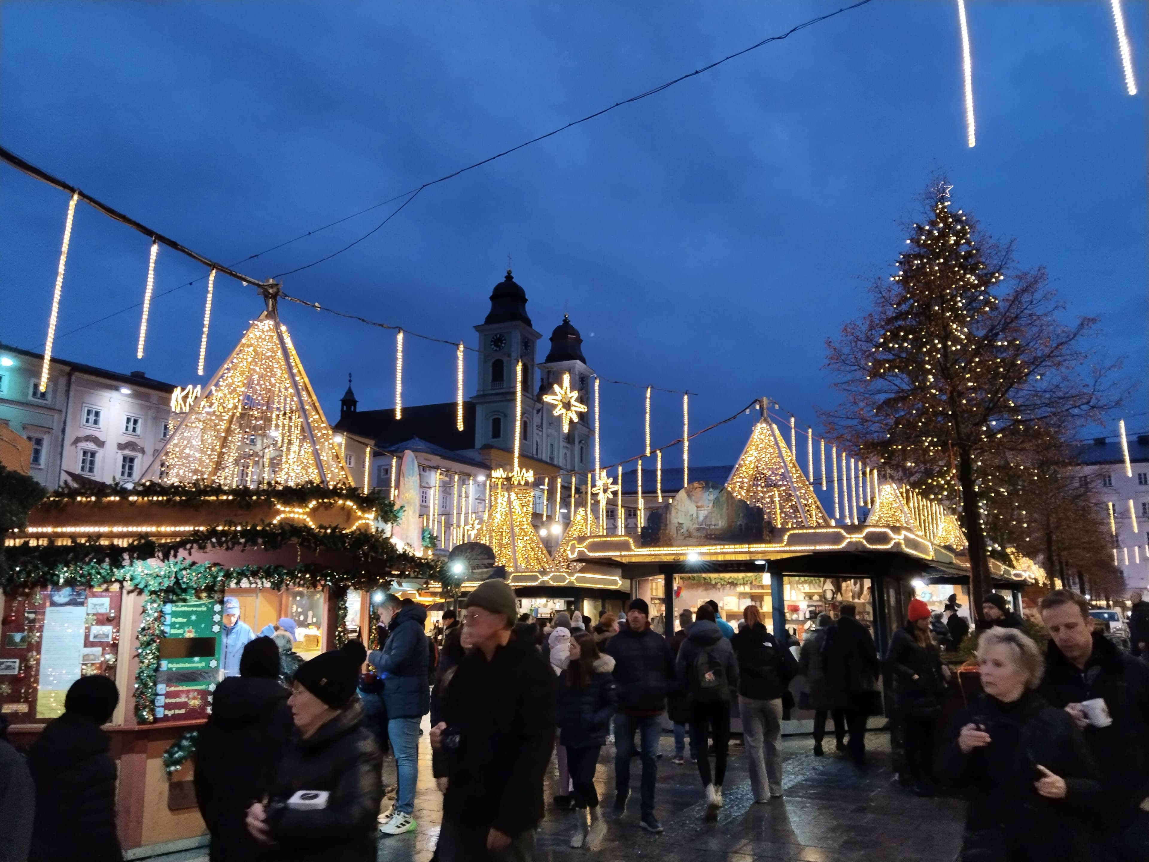 Weihnachtsmarkt mit Lichtern und Schnee