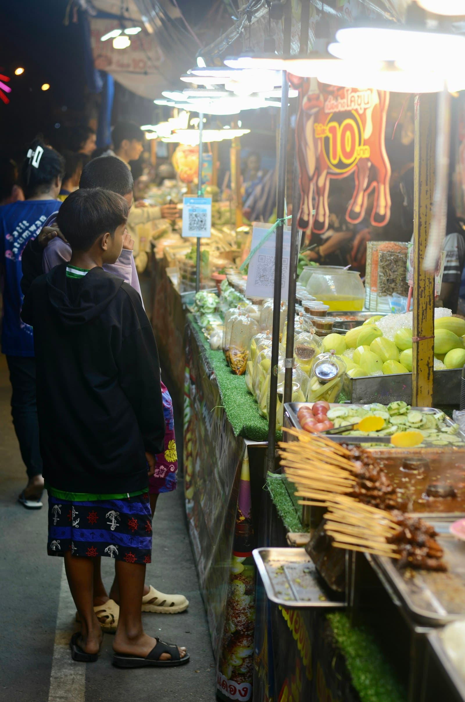Biergarten mit Menschen und Biermaßen