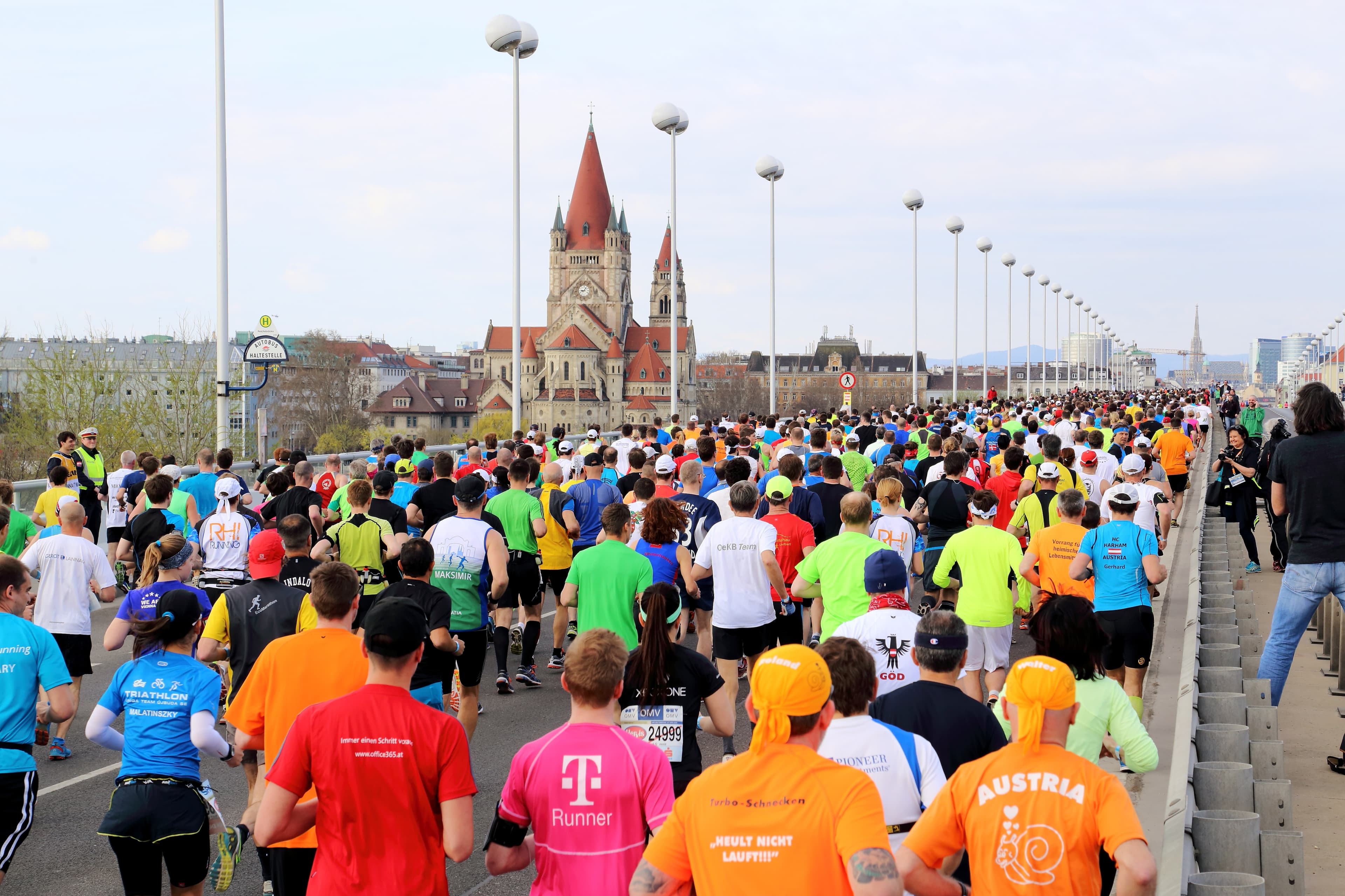 Marathon Zieleinlauf mit jubelndem Publikum