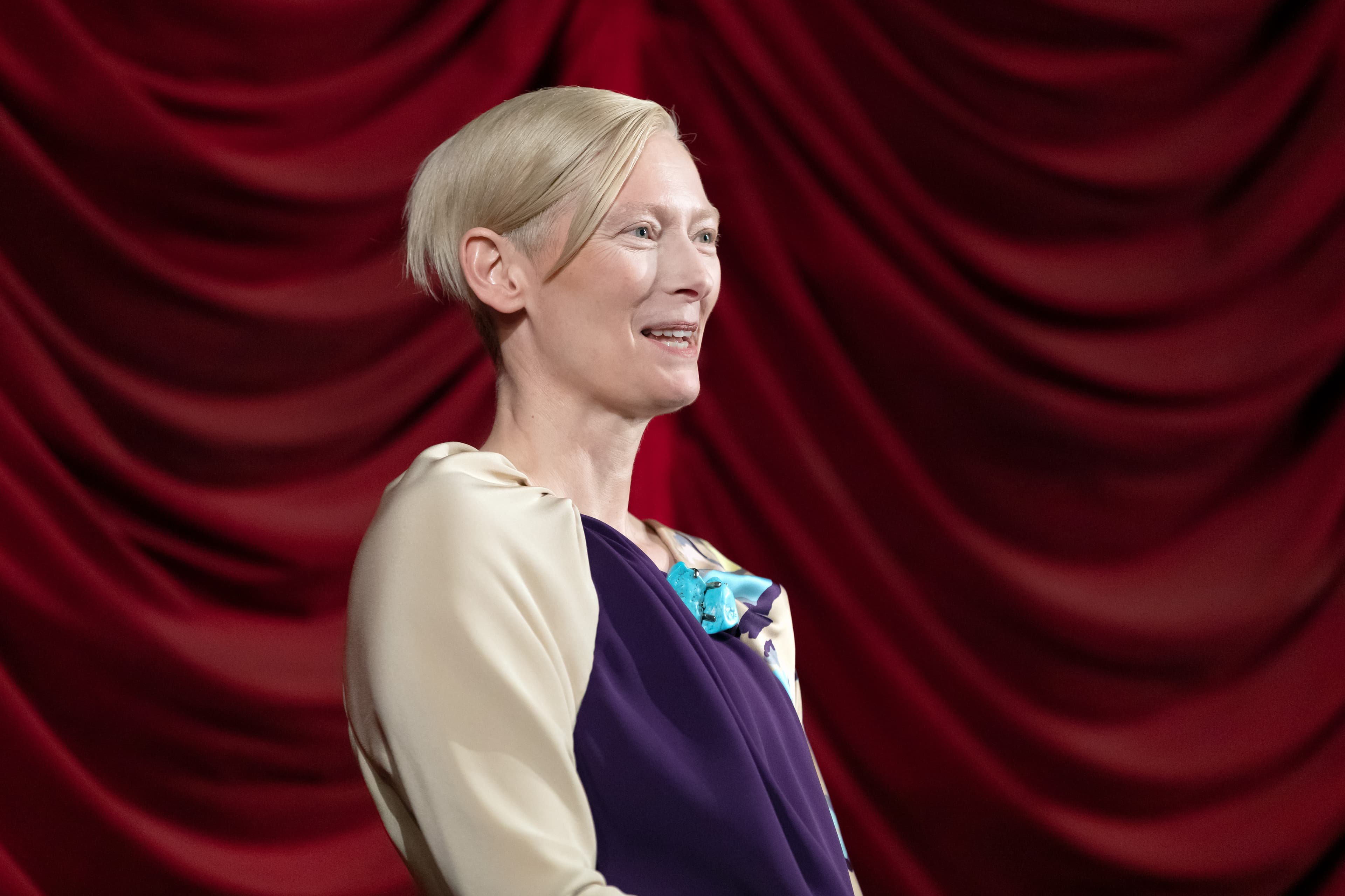 Historisches Kinogebäude von außen bei Nacht