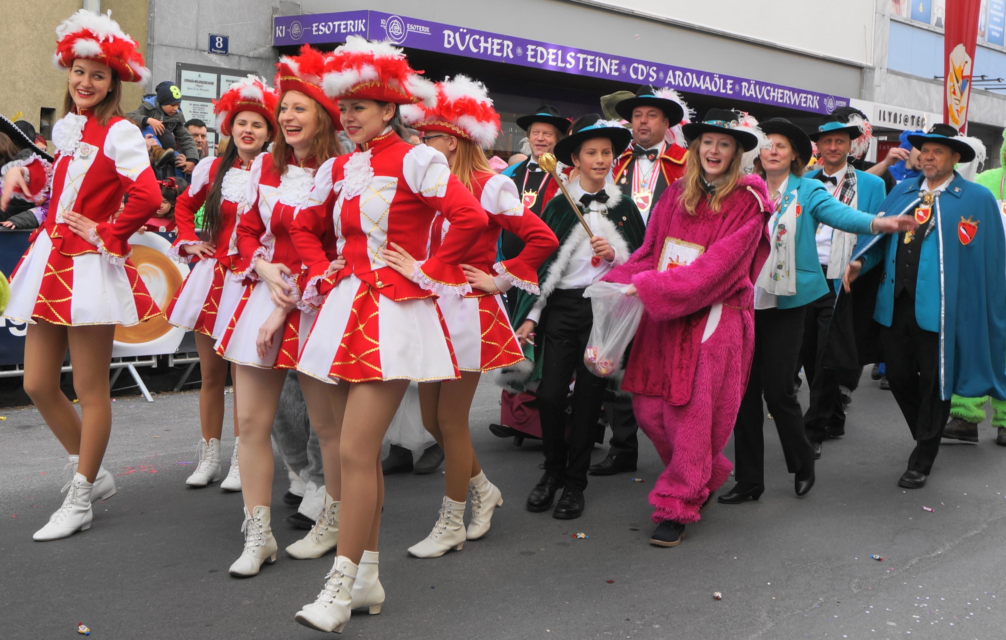 Farbenfrohe Faschingskostüme auf einem Umzug
