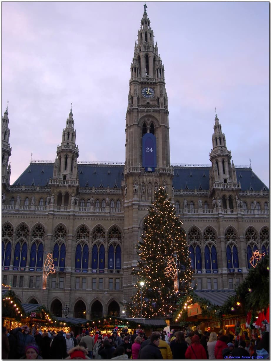 Weihnachtsmarkt Wien bei Nacht mit festlicher Beleuchtung