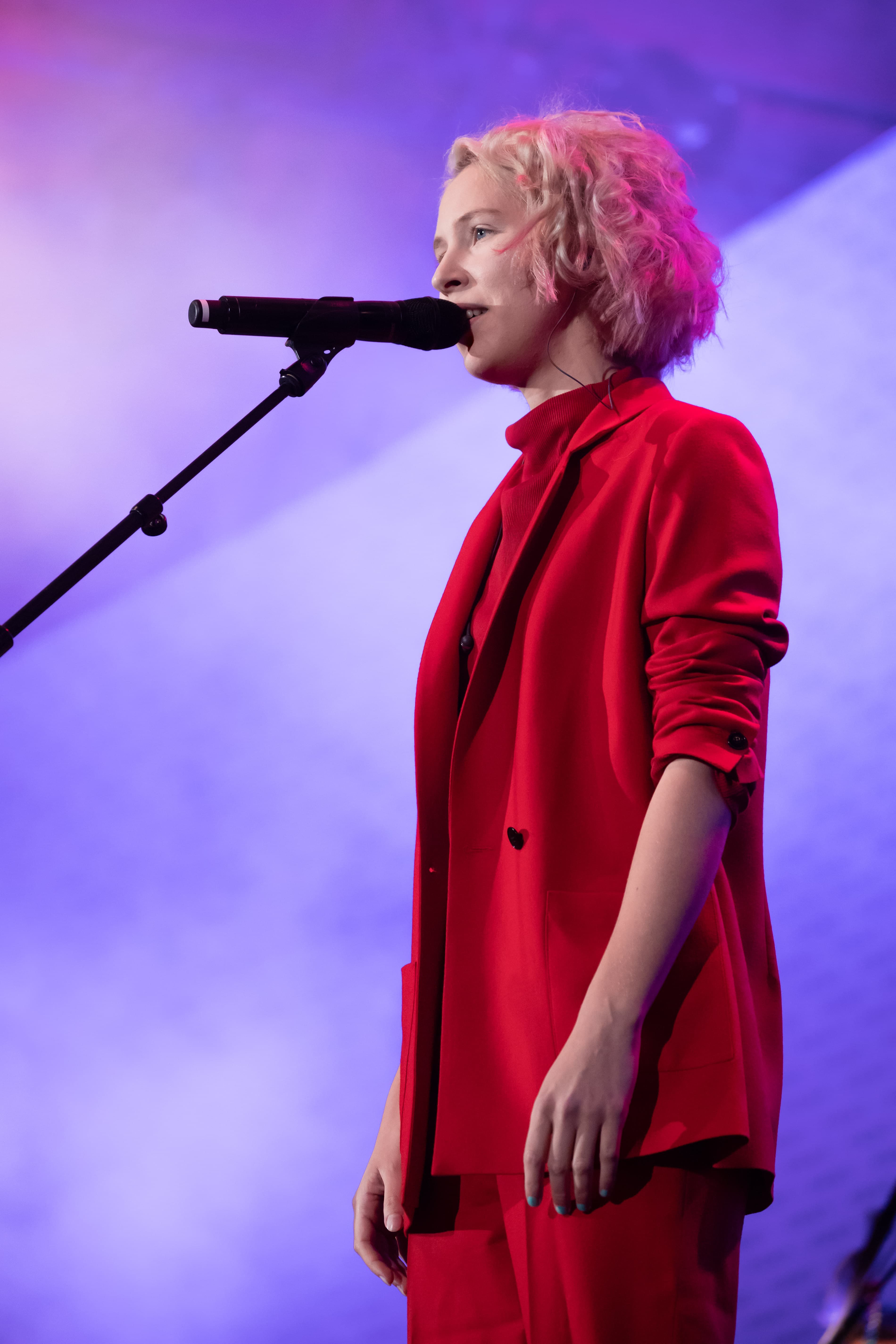 Theateraufführung auf einer erleuchteten Bühne