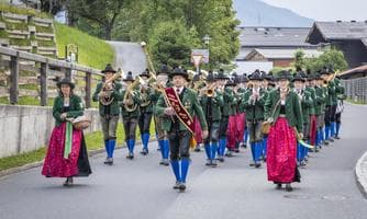 Umzug der Vereine und Dorffest beim Jagdhof