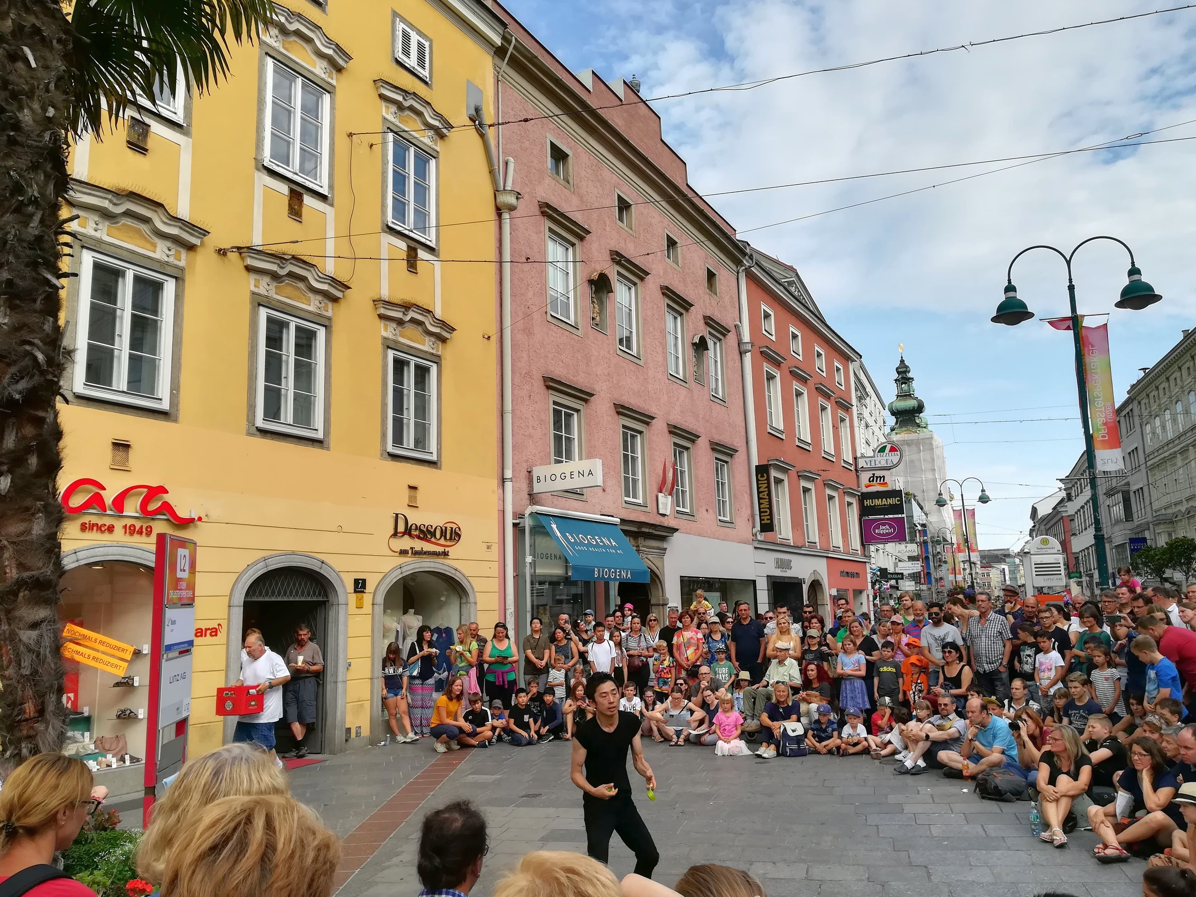 Straßenkünstler bei Akrobatikvorführung